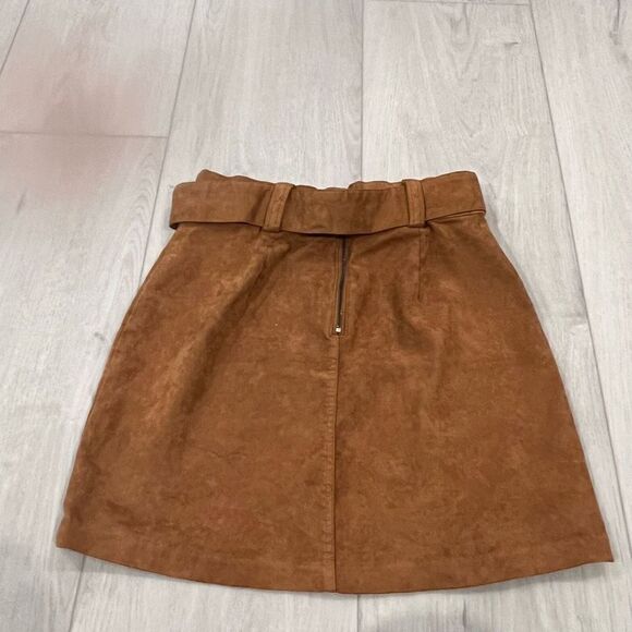 Hollister Ultra High-Rise Faux Suede
Mini Skirt size xs - Picture 5 of 7